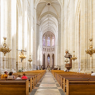 Nantes Nantes est une commune de l'Ouest de la France, située au sud du massif armoricain, qui s'étend sur les rives de la...